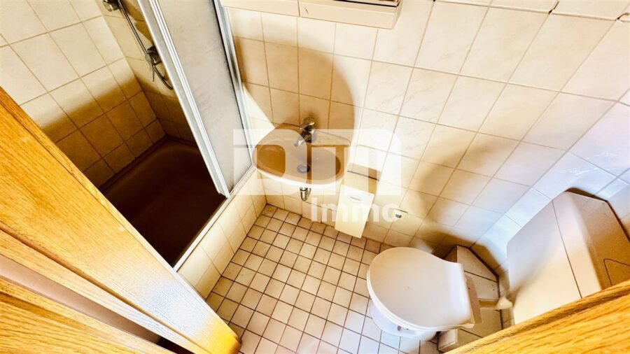 Gepflegtes Ein- bis Zweifamilienhaus mit Ladeneinheit in Dassel-Hilwartshausen - 1.OG Bad / Dusche